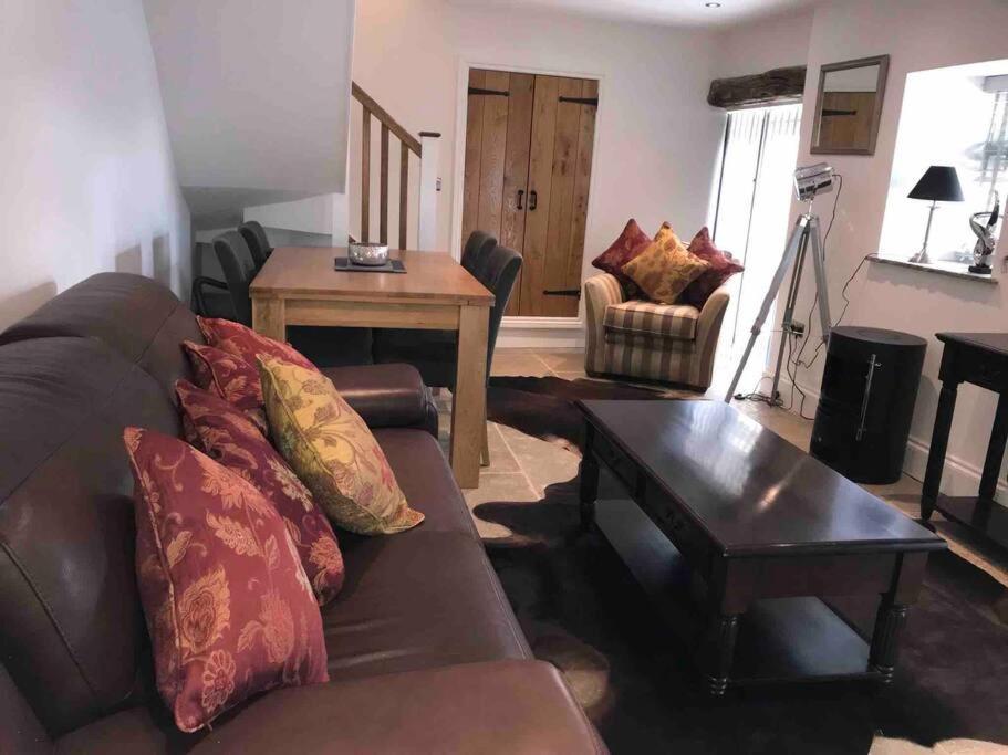 Chic 2 Bed Peak District Cottage Barn Near Alton Towers, Polar Bears, Chatsworth House Leek Exteriör bild