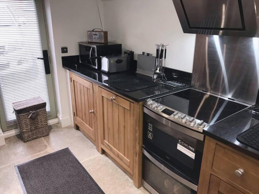 Chic 2 Bed Peak District Cottage Barn Near Alton Towers, Polar Bears, Chatsworth House Leek Exteriör bild